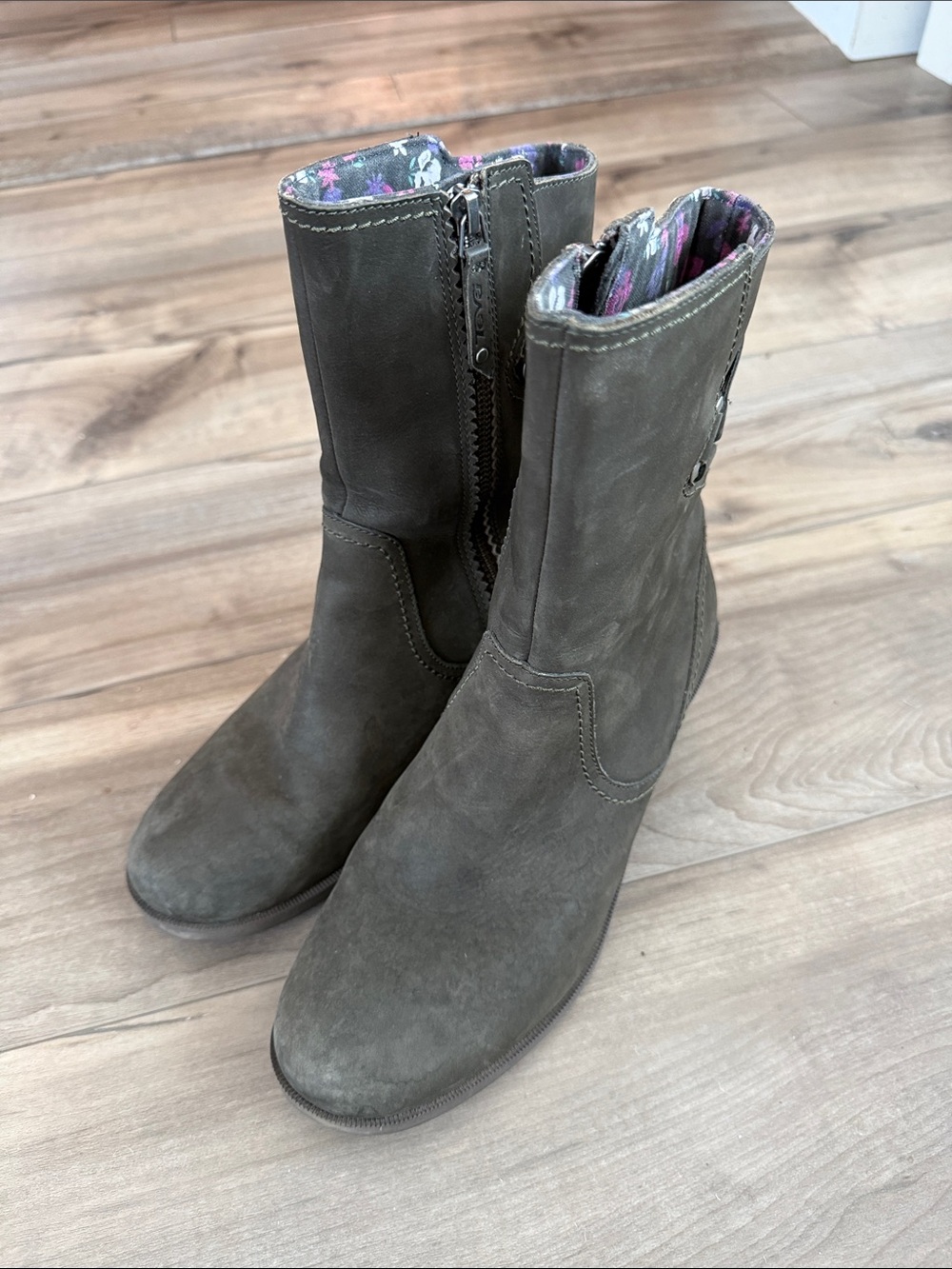 Teva Women's Mid-Calf Olive Green Suede Boots Size 9.5